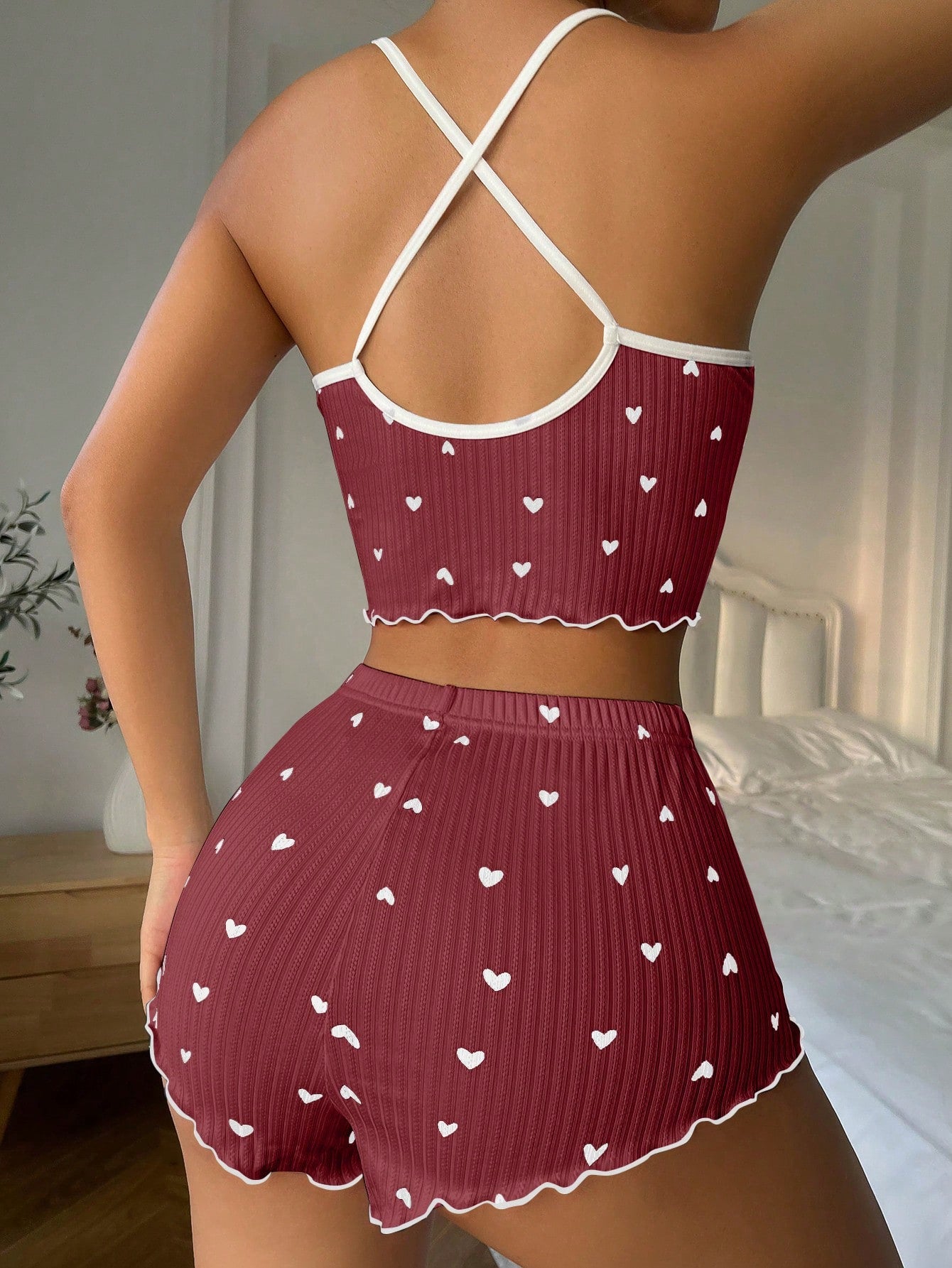 Herzprintiges, mit Schleife an der Vorderseite versehenes Camisole-Shorts-Pyjamaset mit Querrücken Dunkelrot
