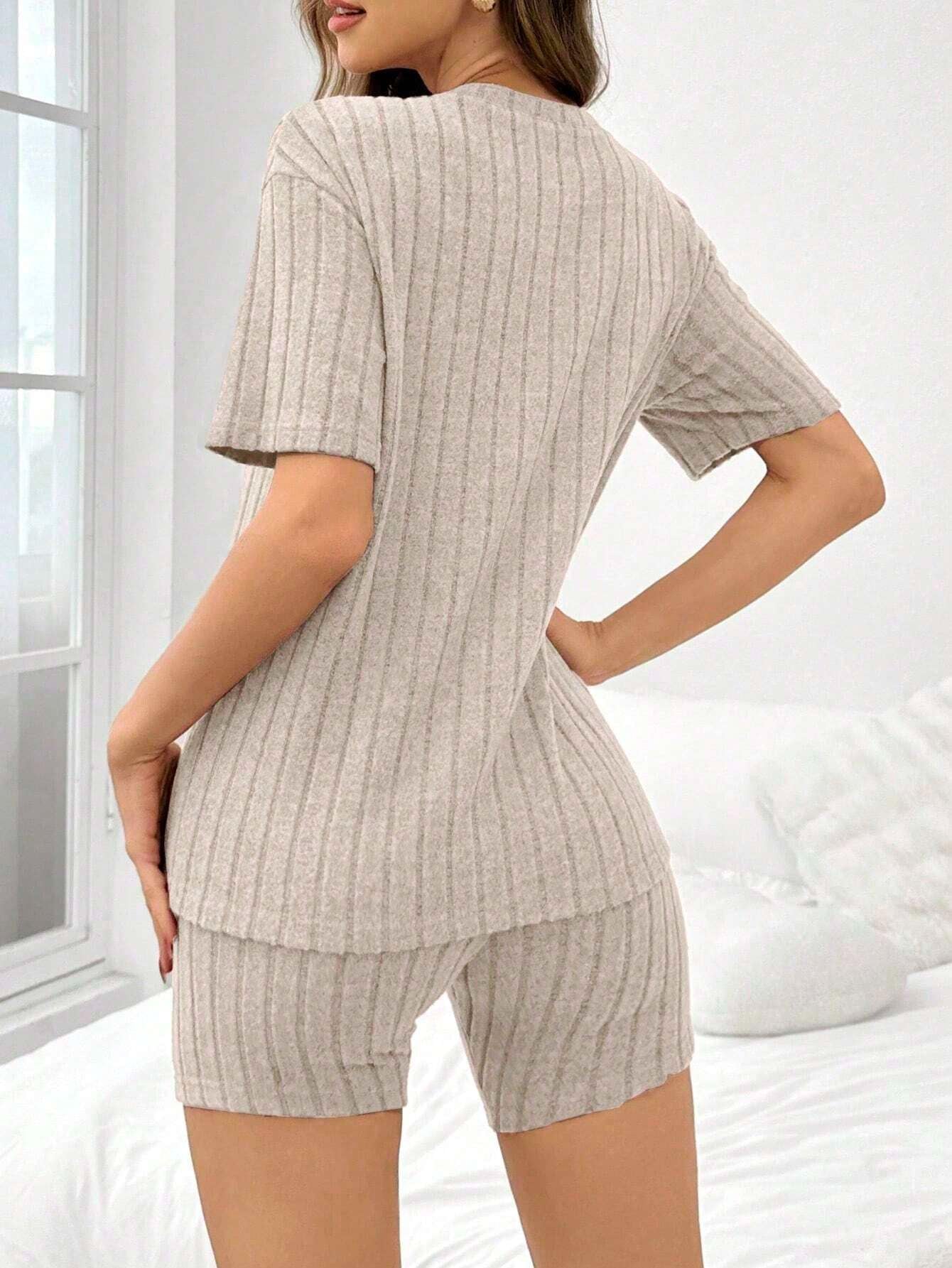 Damen Schlafanzug-Set aus einfarbigem, gebürstetem Rippstrick mit lockerem Rundhals-Shirt und Shorts Linen
