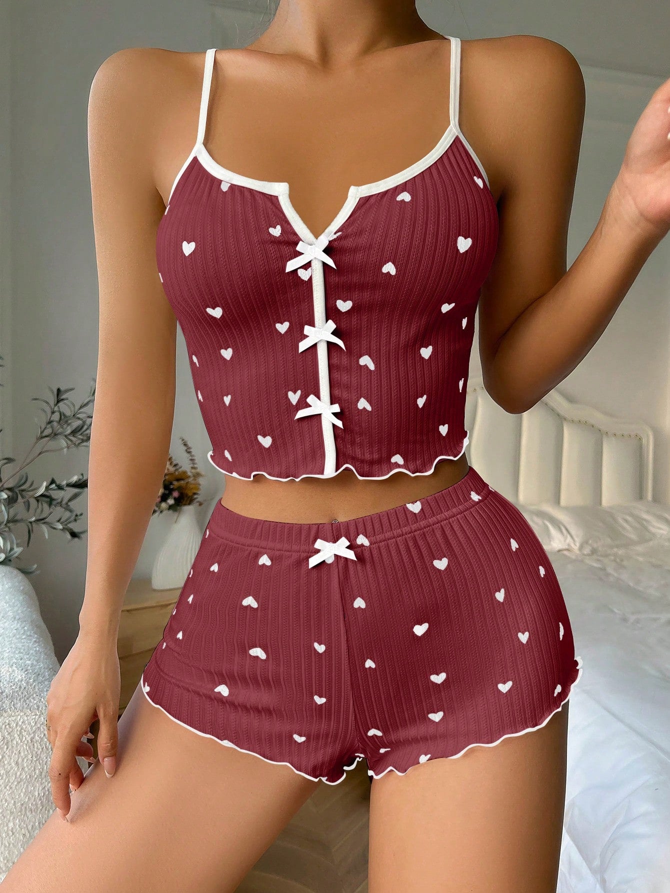 Herzprintiges, mit Schleife an der Vorderseite versehenes Camisole-Shorts-Pyjamaset mit Querrücken Dunkelrot