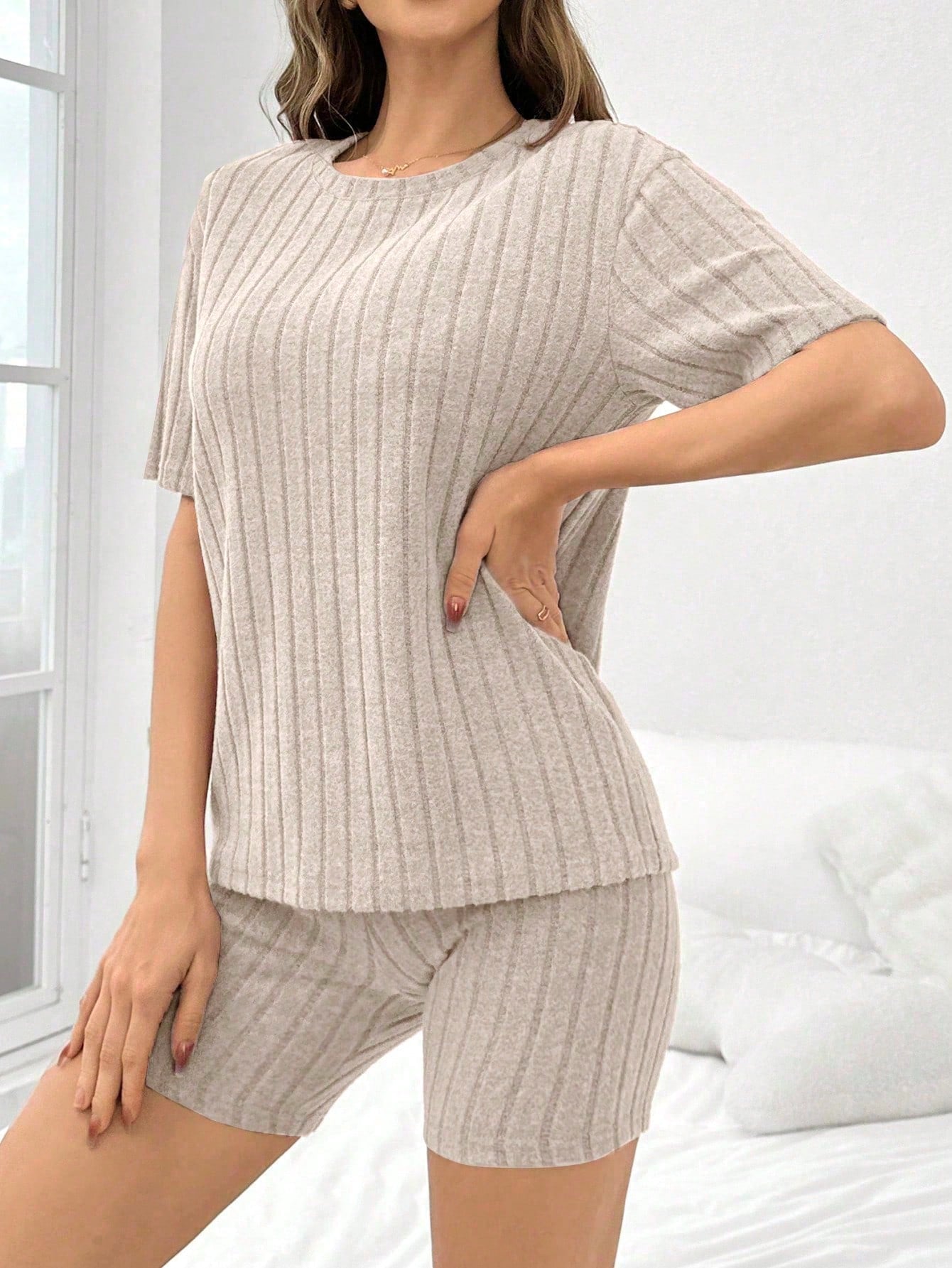 Damen Schlafanzug-Set aus einfarbigem, gebürstetem Rippstrick mit lockerem Rundhals-Shirt und Shorts Linen