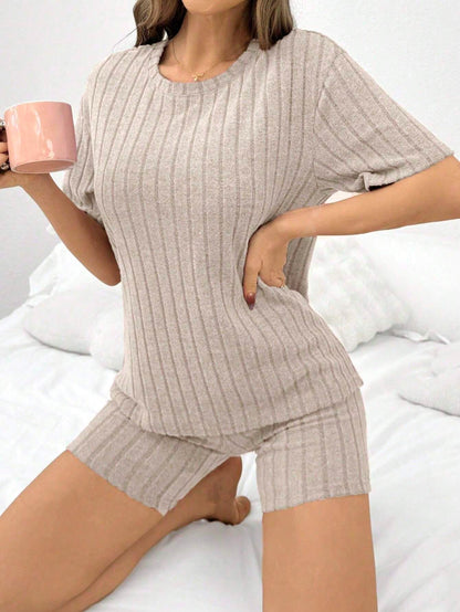Damen Schlafanzug-Set aus einfarbigem, gebürstetem Rippstrick mit lockerem Rundhals-Shirt und Shorts Linen