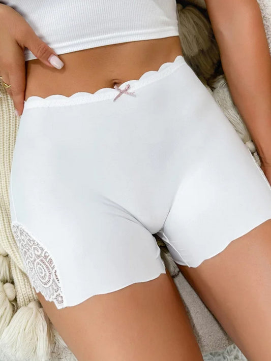 Weiches und bequemes Boyshort-Höschen mit kontrastierender Spitze und Muschelbesatz in Weiß