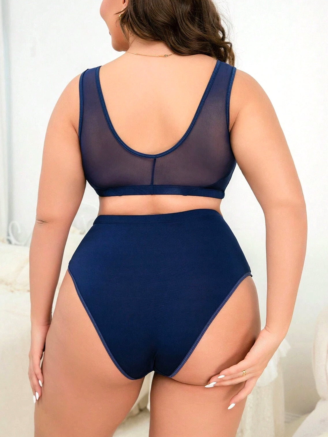 Plus-Size-Set aus kontrastierendem Mesh-BH und Höschen